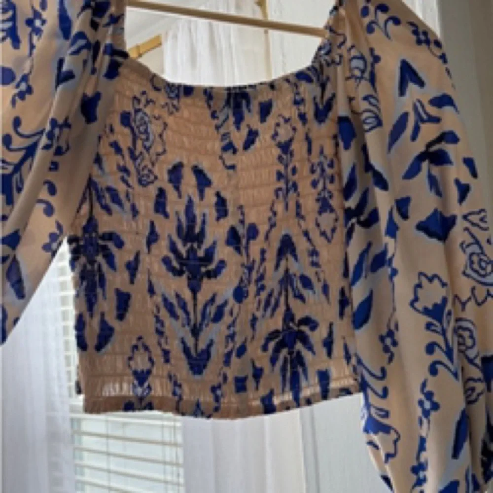 Blue & Cream Floral Puff-Sleeve Crop Top - Picture 2 of 2